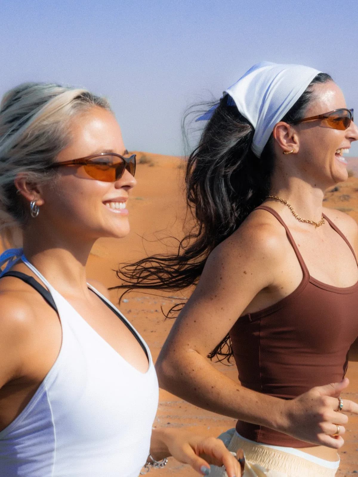 Twee hardloopsters in de woestijn met Sonny Eyewear-zonnebrillen
