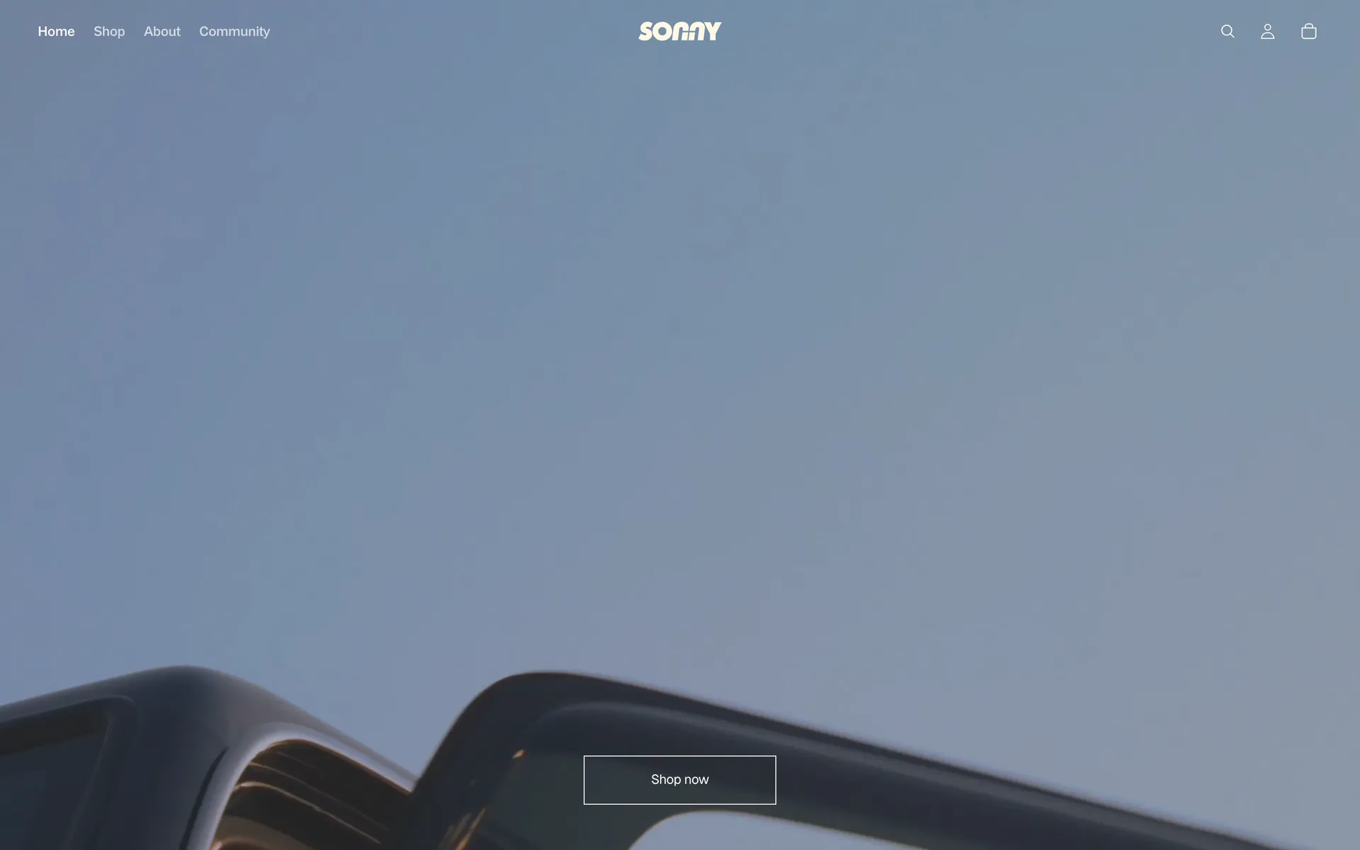 Homepage van sonnyeyewear.com met de merkfilm en het menu Home, Shop, About en Community
